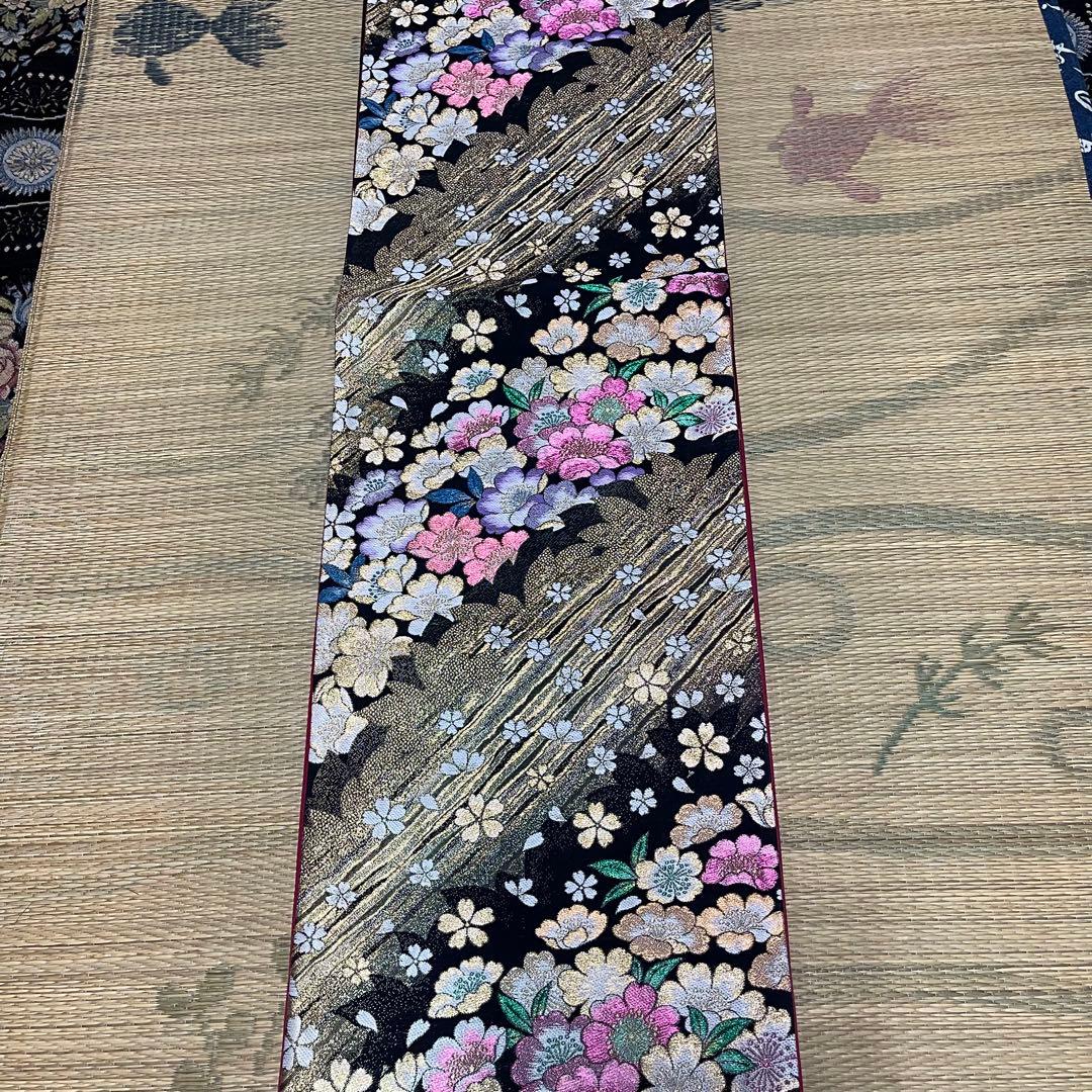 a帯リメイクバッグ【美品】✿桜✿花びら金糸箔黒 正絹帯(大サイズ)Dカン・底板