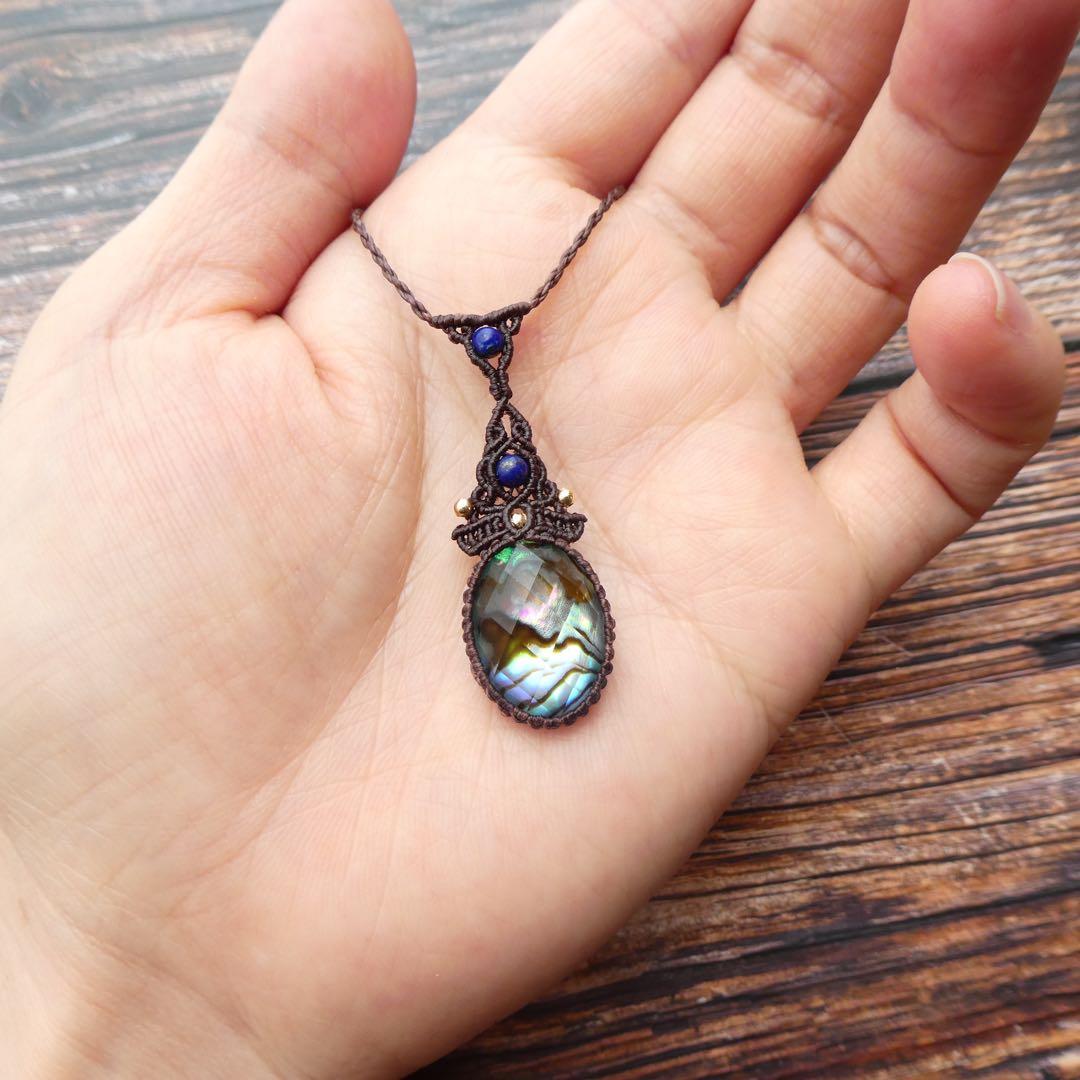 アヴァロンシェルクリスタルのマクラメネックレス