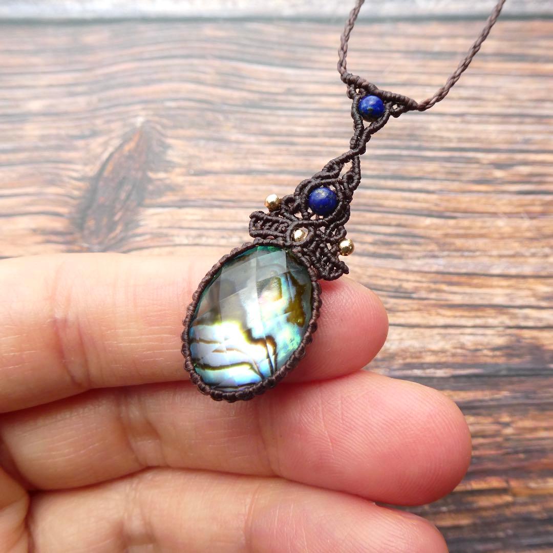 アヴァロンシェルクリスタルのマクラメネックレス