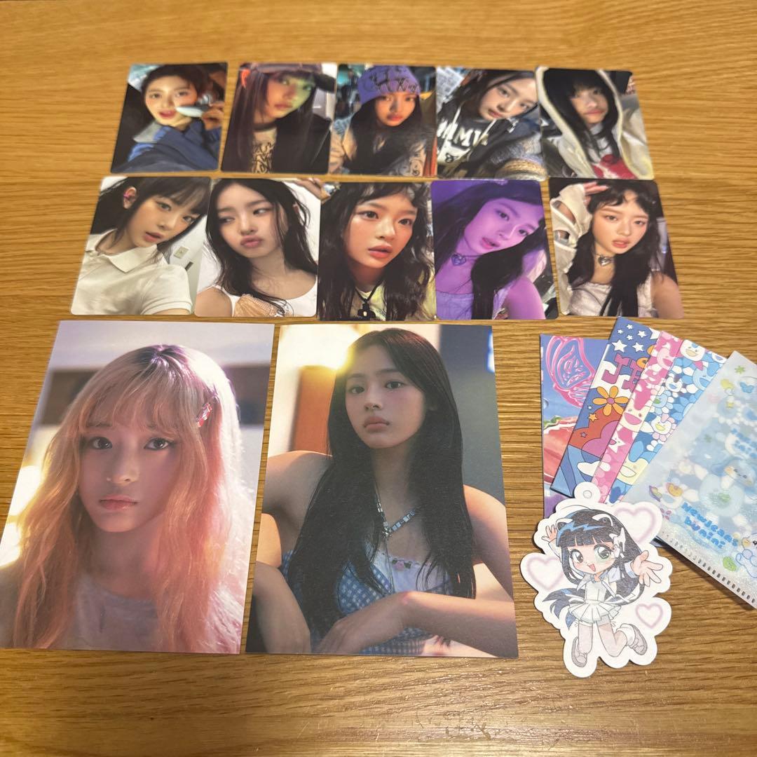 NewJeans トレカ グッズ アクスタ 缶バッジ 村上隆