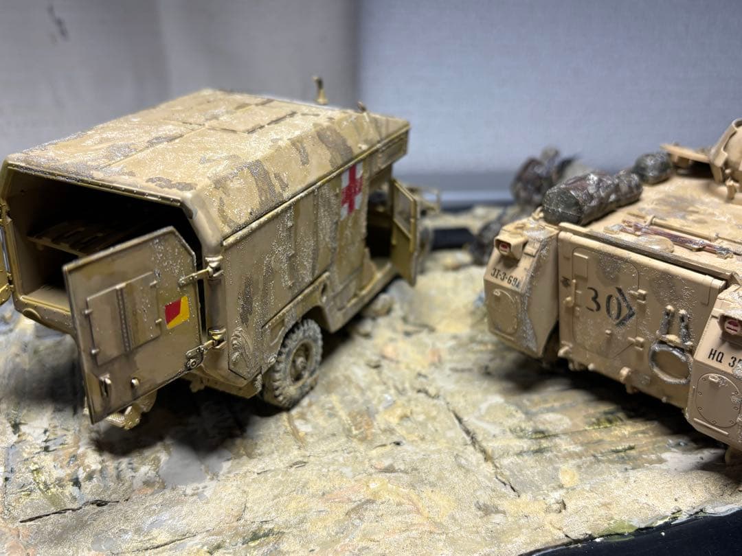 戦車　ジオラマ　1/35 デザートワゴン　軍用車両ambulanceと兵士