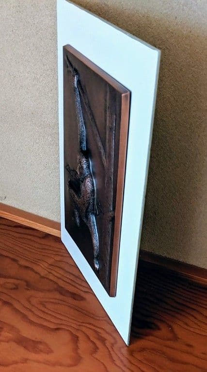 工芸品　銅版レリーフ画　枝にぶら下がる猿