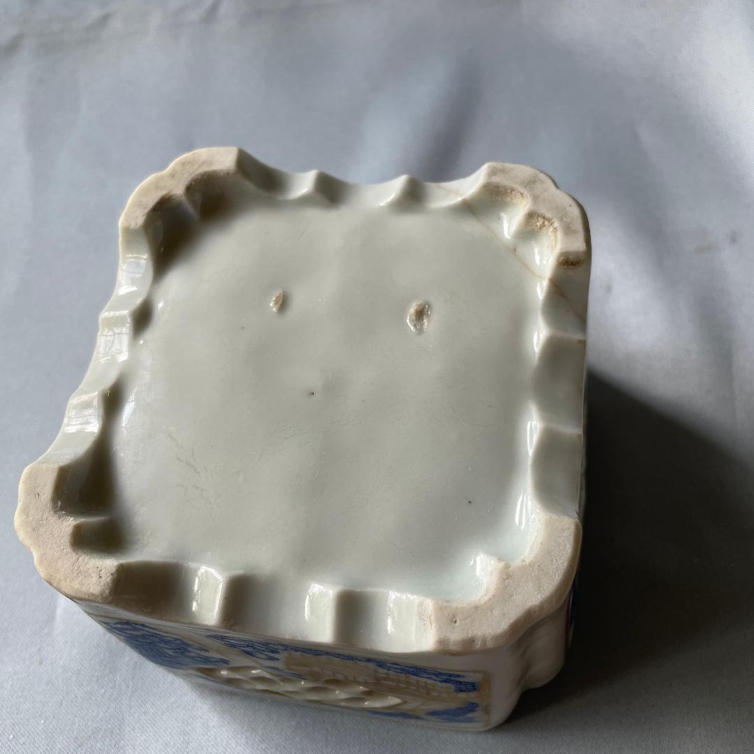 京の骨董品です！少し大きめ 四角の盃台 金彩 染付 長寿盃付 K2532