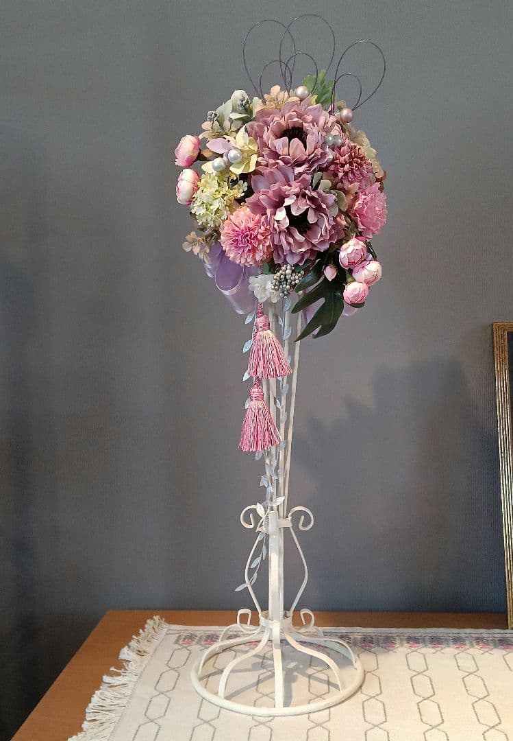 フラワーアレンジメント　花台座付き（ピンク系）花束:ブーケ　アートフラワー