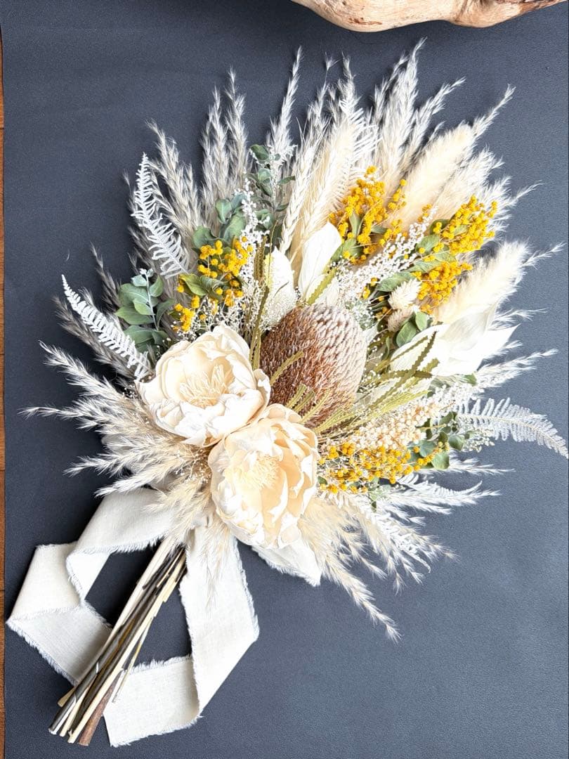 ミモザのホワイトブーケ　ドライフラワースワッグ　ウェディング　前撮り　インテリア