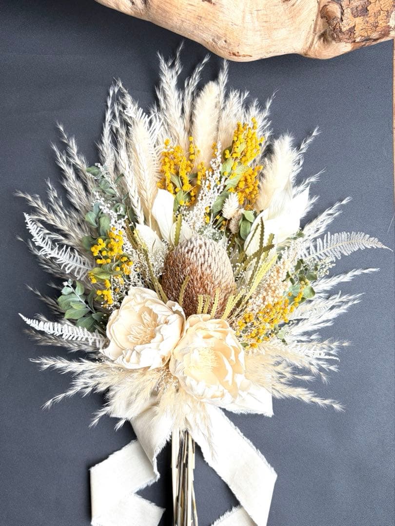 ミモザのホワイトブーケ　ドライフラワースワッグ　ウェディング　前撮り　インテリア