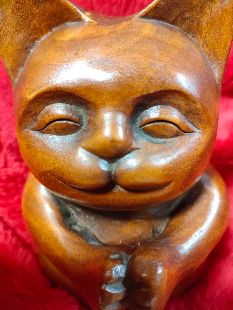 猫、木彫りの置物 (=^・^=)癒やしの微笑み！