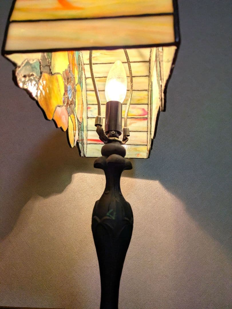 色鮮やかな花モチーフのハンドメイドステンドグラスランプ