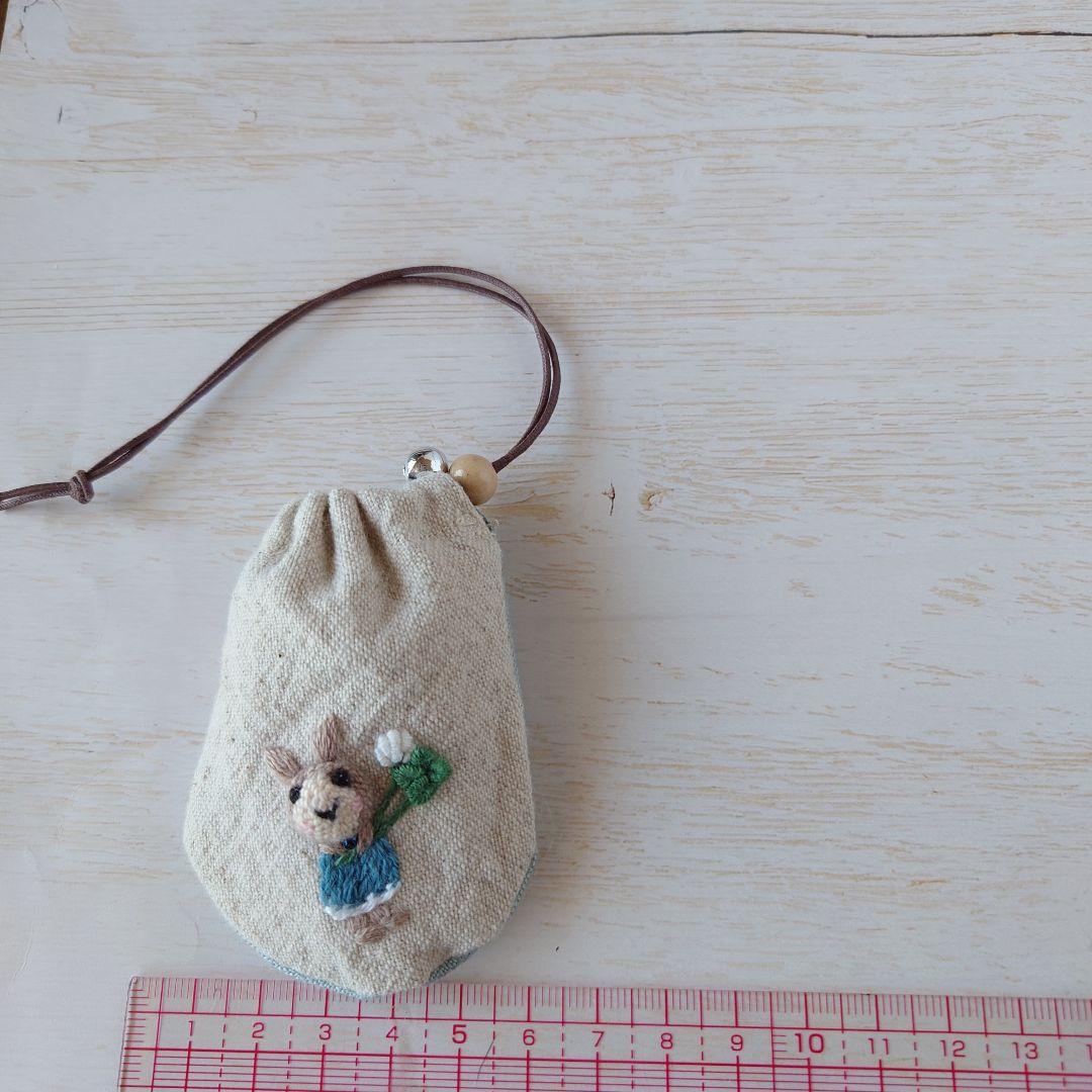 ちっちゃなりんりんお守りサシェ【うさことシロツメクサとよつ葉】
