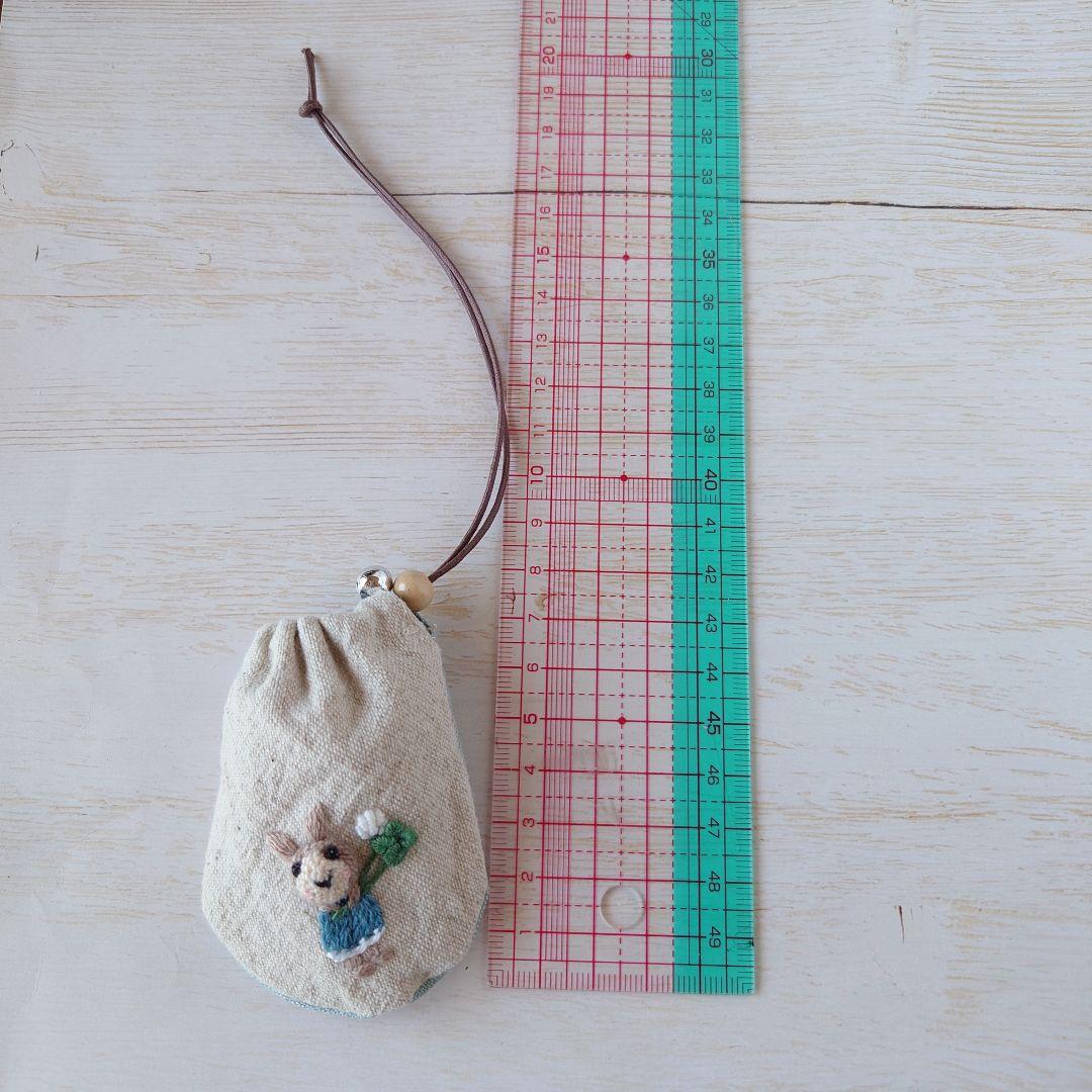 ちっちゃなりんりんお守りサシェ【うさことシロツメクサとよつ葉】