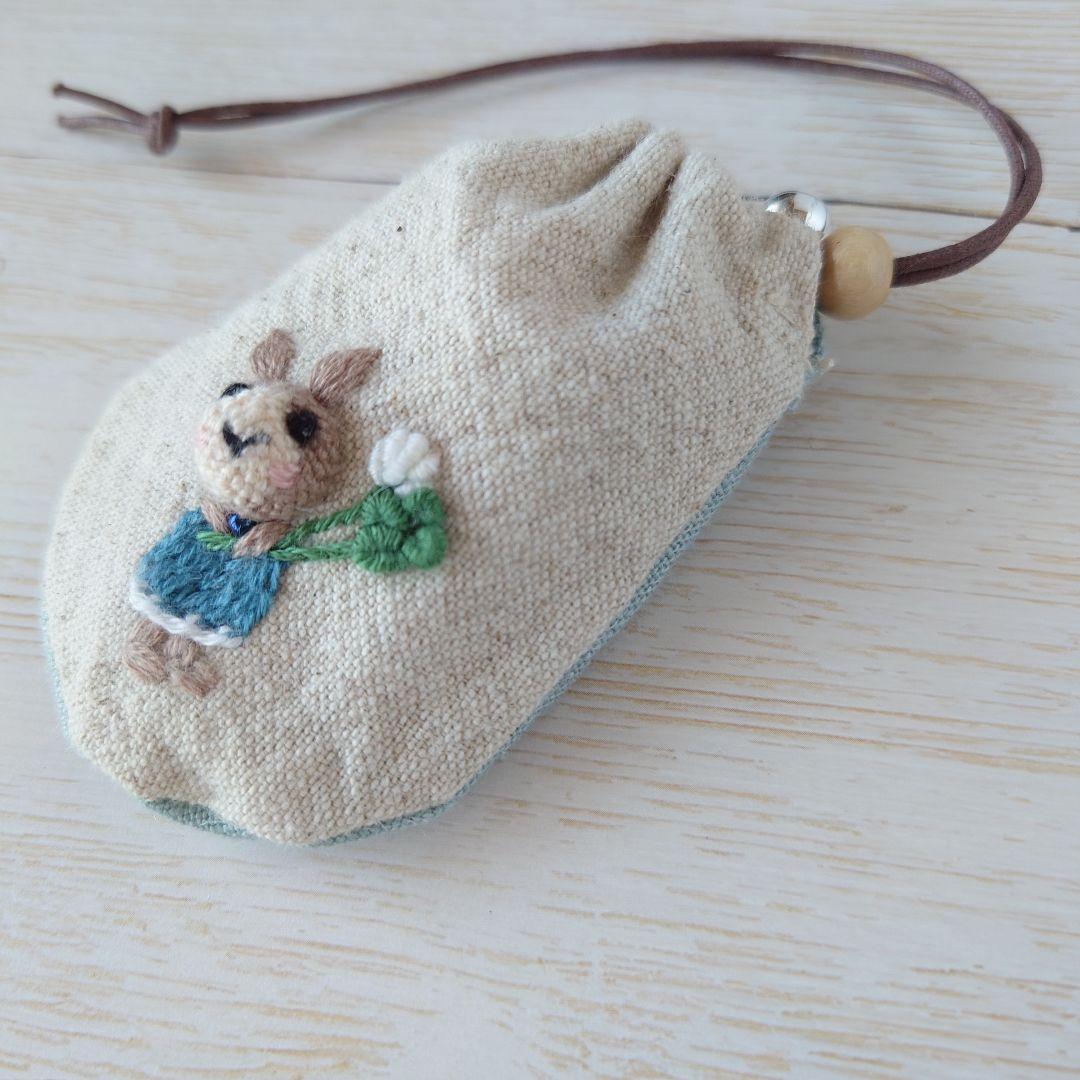 ちっちゃなりんりんお守りサシェ【うさことシロツメクサとよつ葉】