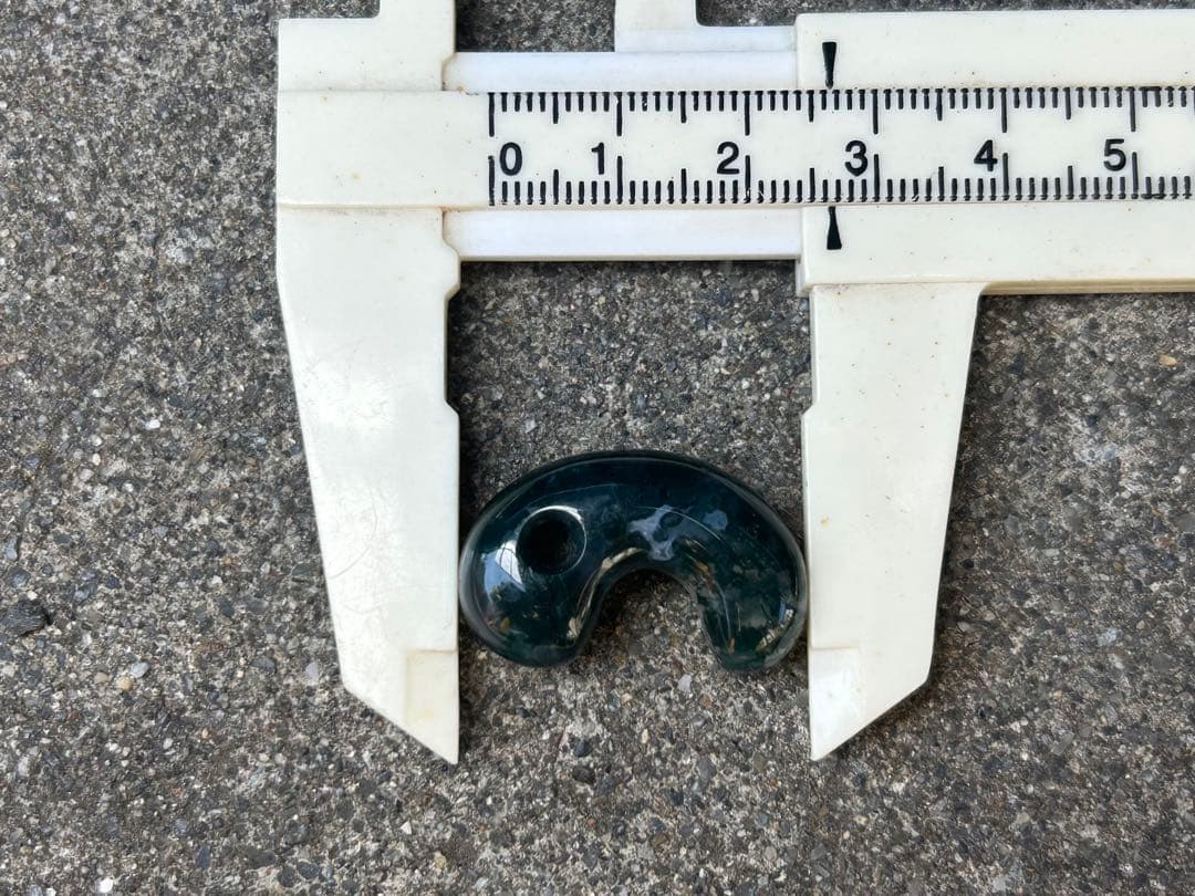 モスアゲート 緑色 勾玉