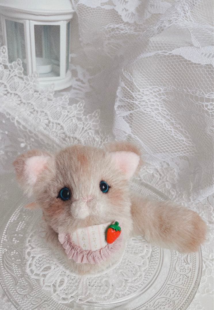 ハンドメイドぬいぐるみ　ふわふわ♡こねこちゃん　イチゴスタイつき