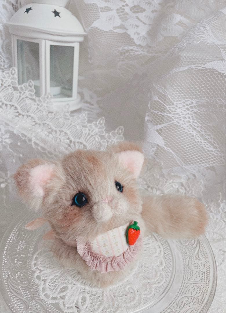ハンドメイドぬいぐるみ　ふわふわ♡こねこちゃん　イチゴスタイつき