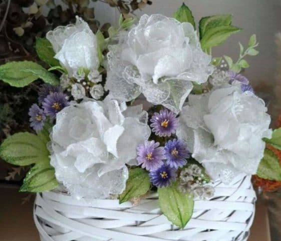 白薔薇のアレンジメント　　　　アメリカンフラワー　（ディップフラワー）