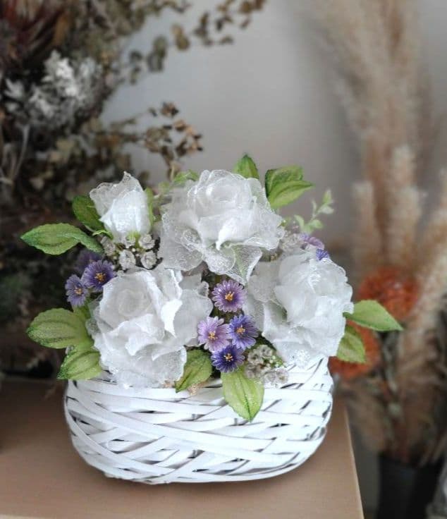 白薔薇のアレンジメント　　　　アメリカンフラワー　（ディップフラワー）