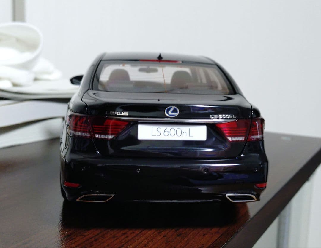 オートアート 1/18 レクサス LS600hL ミニカー　黒