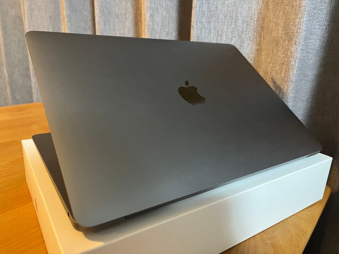 〖極美品〗MacBook Air M1／メモリ：8GB／ストレージ：256GB