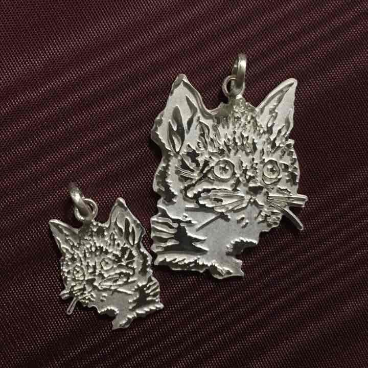 猫　ハンドメイド　ペンダントトップ　ネコちゃん右向きペンダント（大