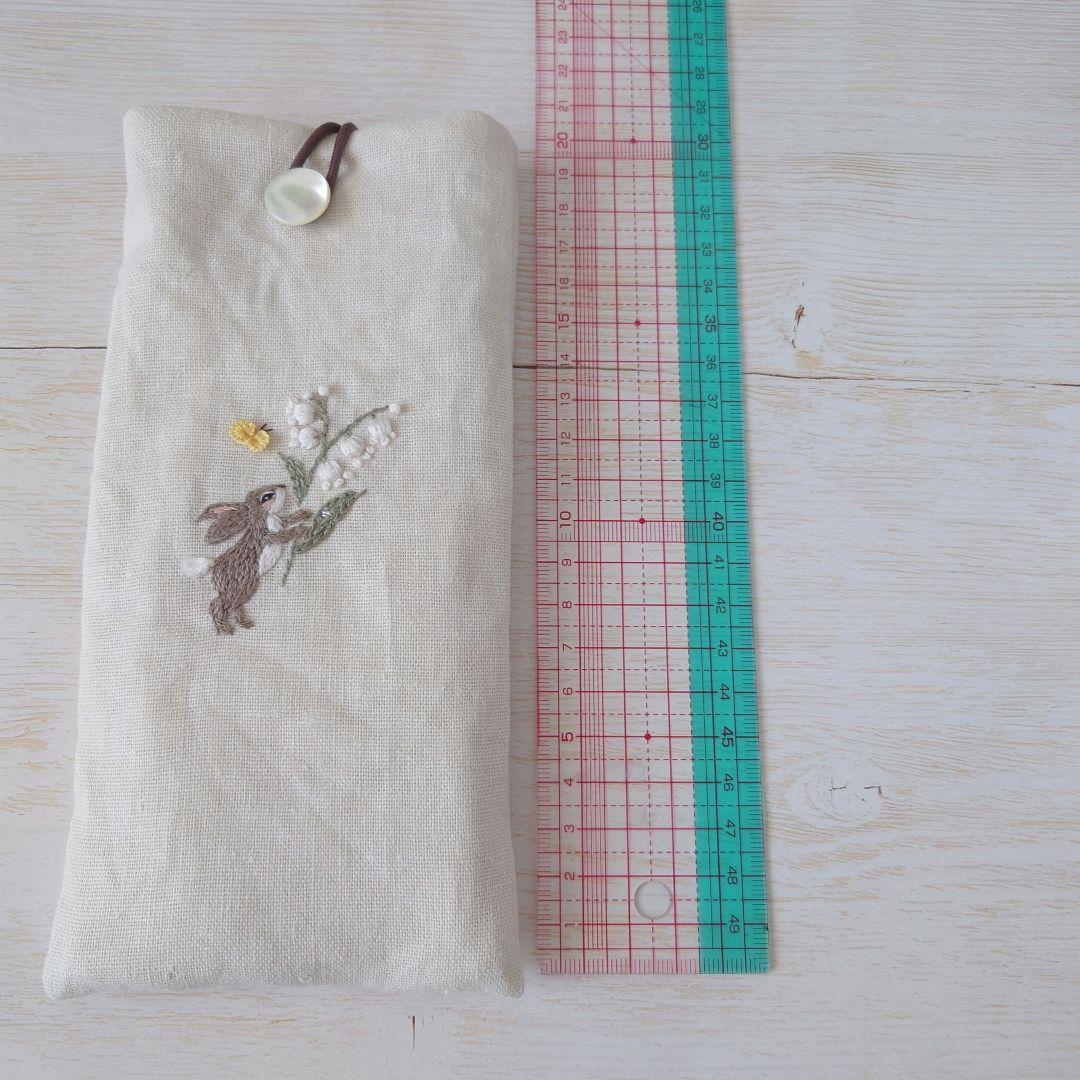 手刺繍入　貝ボタン付き メガネケース/ペンケース【うさことすずらん】