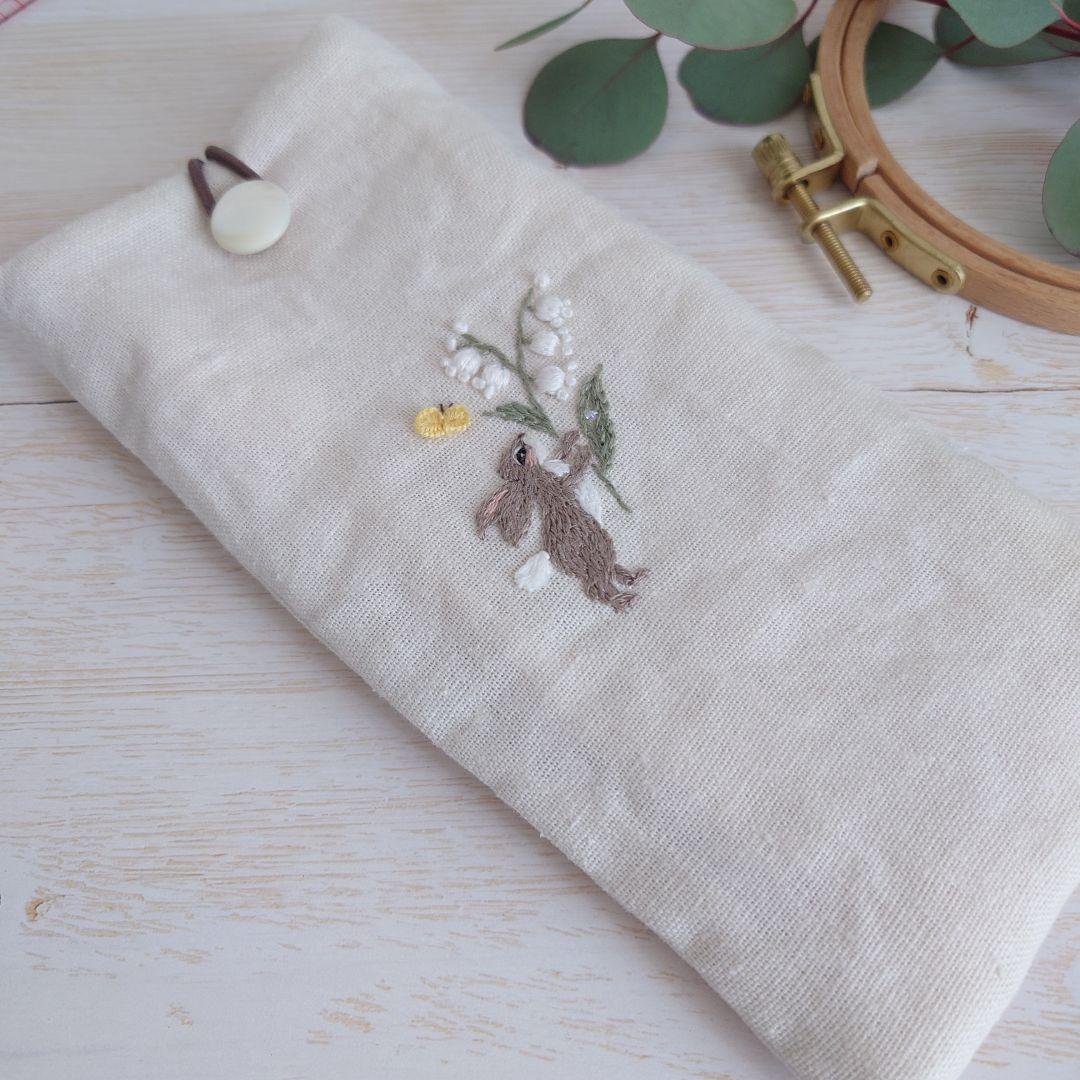 手刺繍入　貝ボタン付き メガネケース/ペンケース【うさことすずらん】