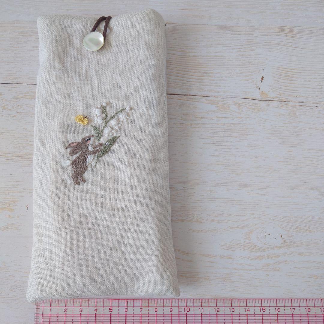 手刺繍入　貝ボタン付き メガネケース/ペンケース【うさことすずらん】