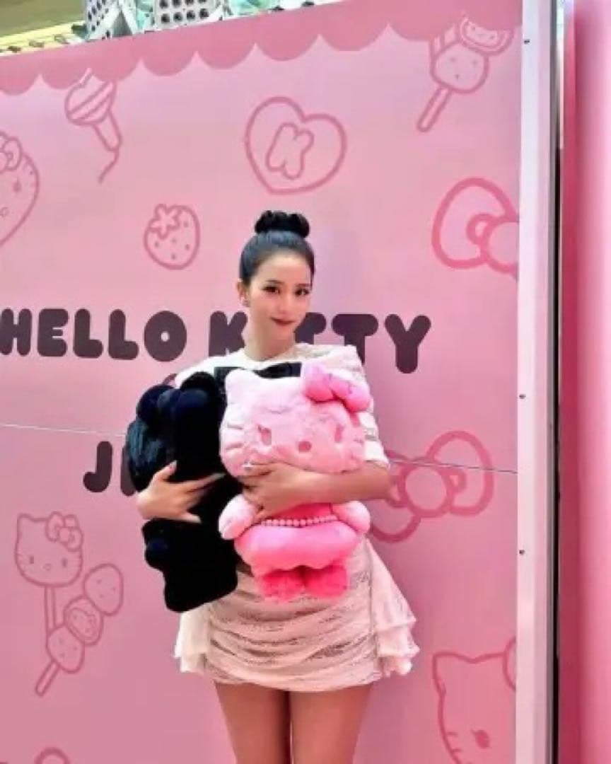 【限定品】ハローキティ JISOO コラボ ぬいぐるみ 40cm ピンク