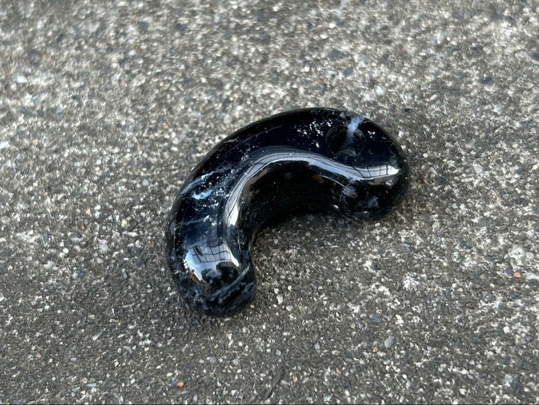国産黒色メノウ　勾玉