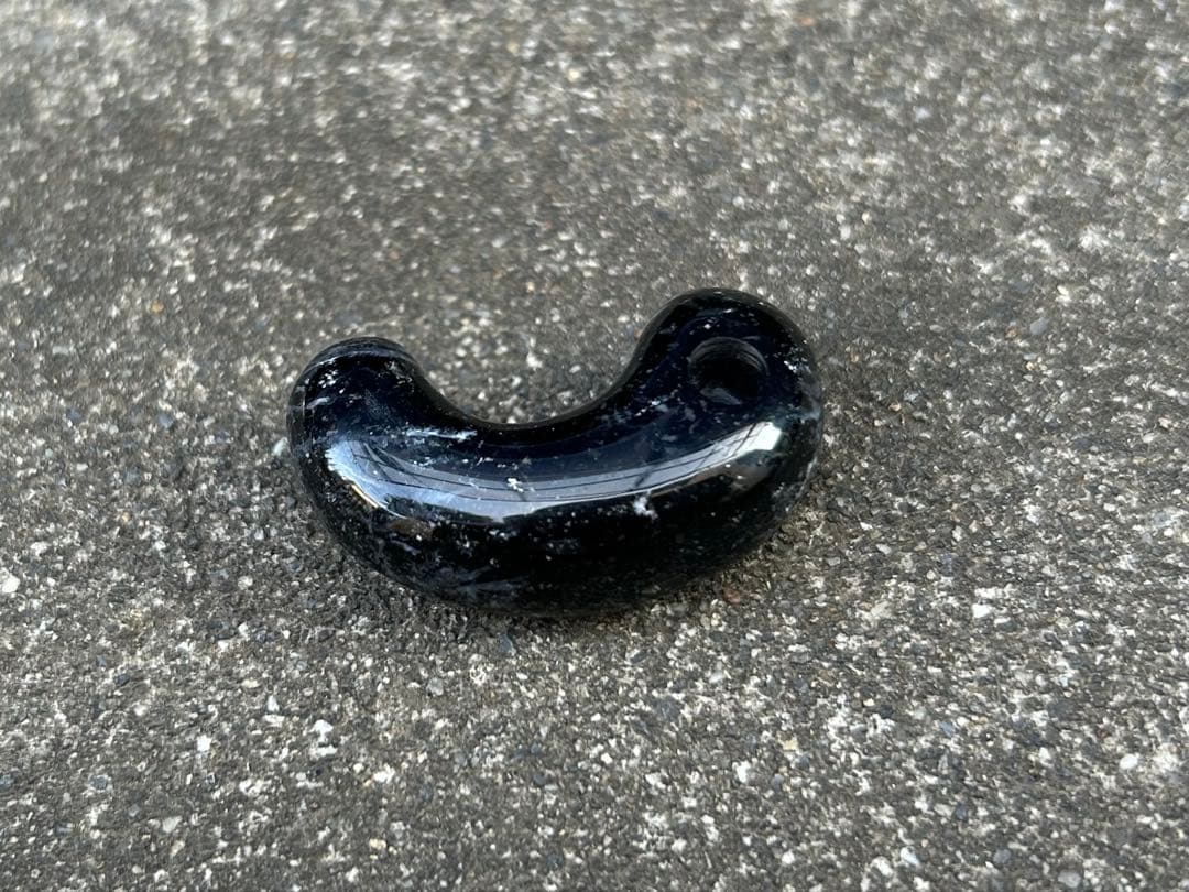 国産黒色メノウ　勾玉
