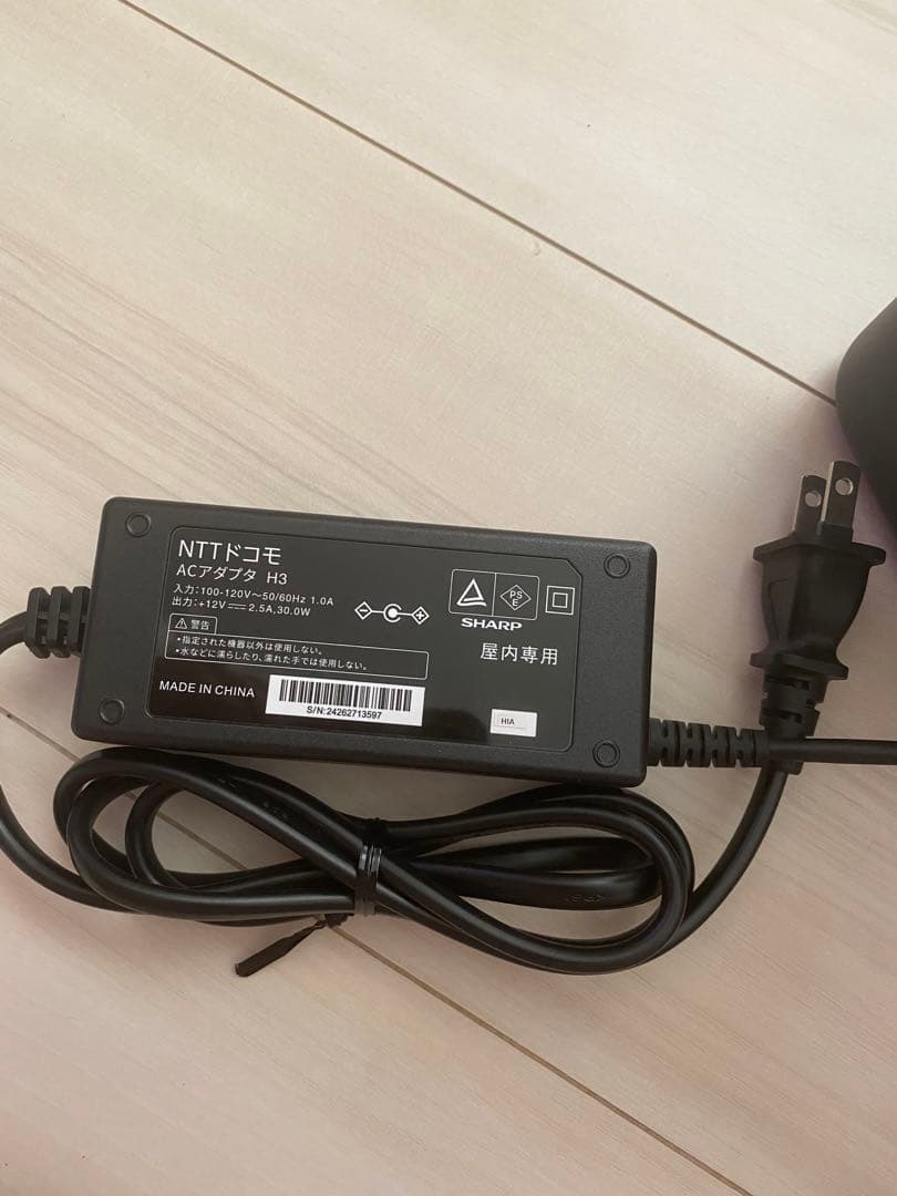 NTTドコモ HR02 ルーター 本体と電源アダプター