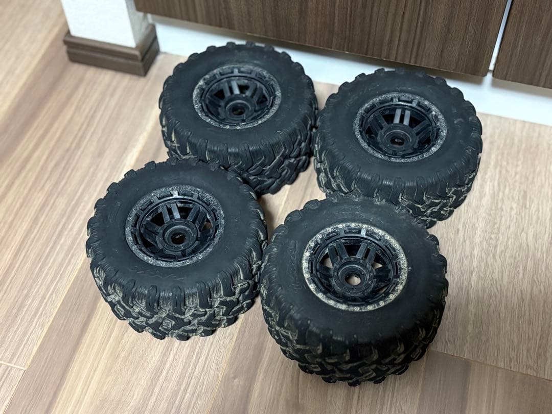 トラクサス　タイヤ　MAXX 純正　3.3 京商　ARRMA