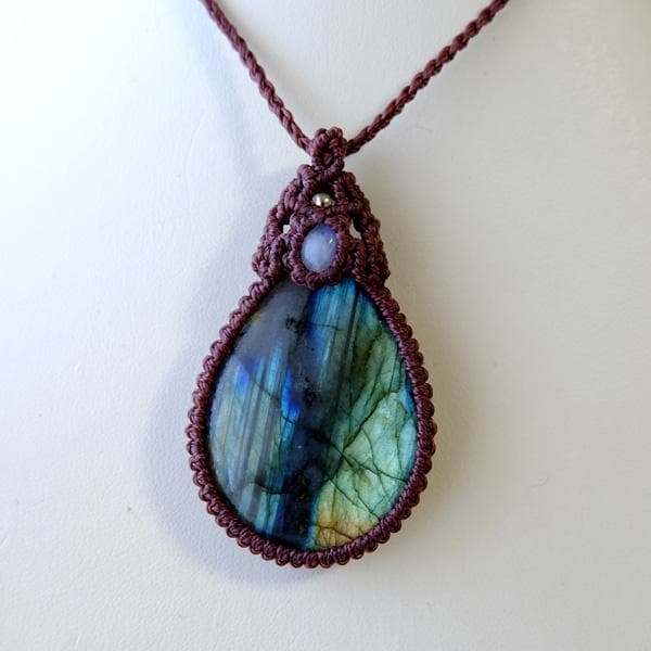 大きめラブラドライト・ムーンストーン マクラメ編みペンダント 1点もの 3048