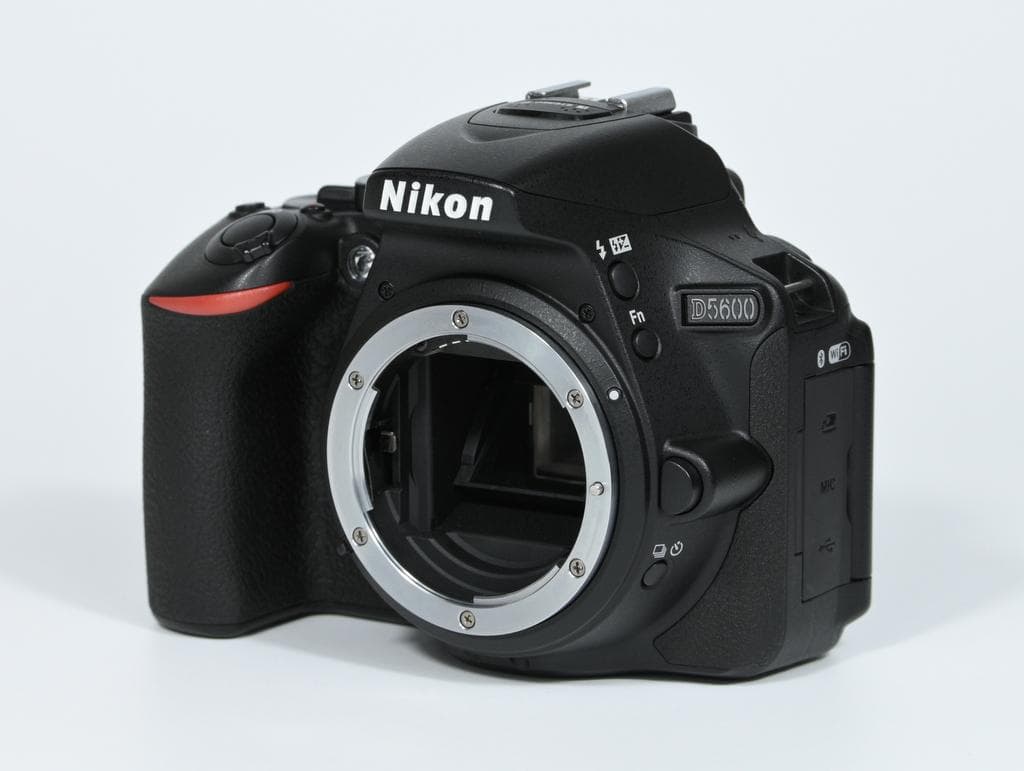 【超美品】 Nikon D5600 ダブルズームキット 《ショット数1111》