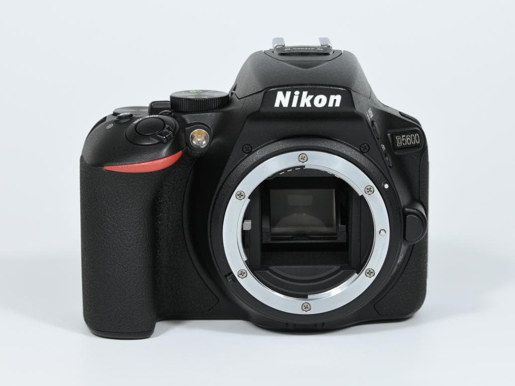 【超美品】 Nikon D5600 ダブルズームキット 《ショット数1111》