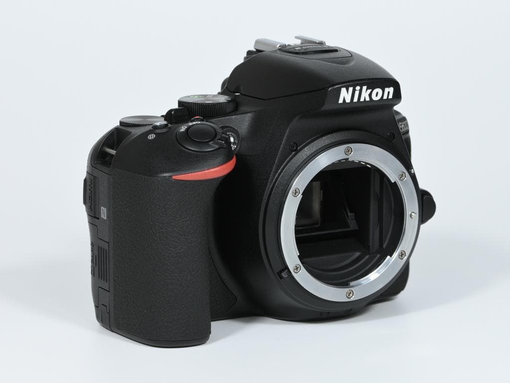【超美品】 Nikon D5600 ダブルズームキット 《ショット数1111》