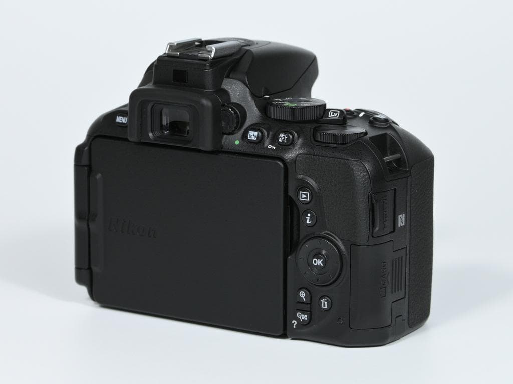 【超美品】 Nikon D5600 ダブルズームキット 《ショット数1111》