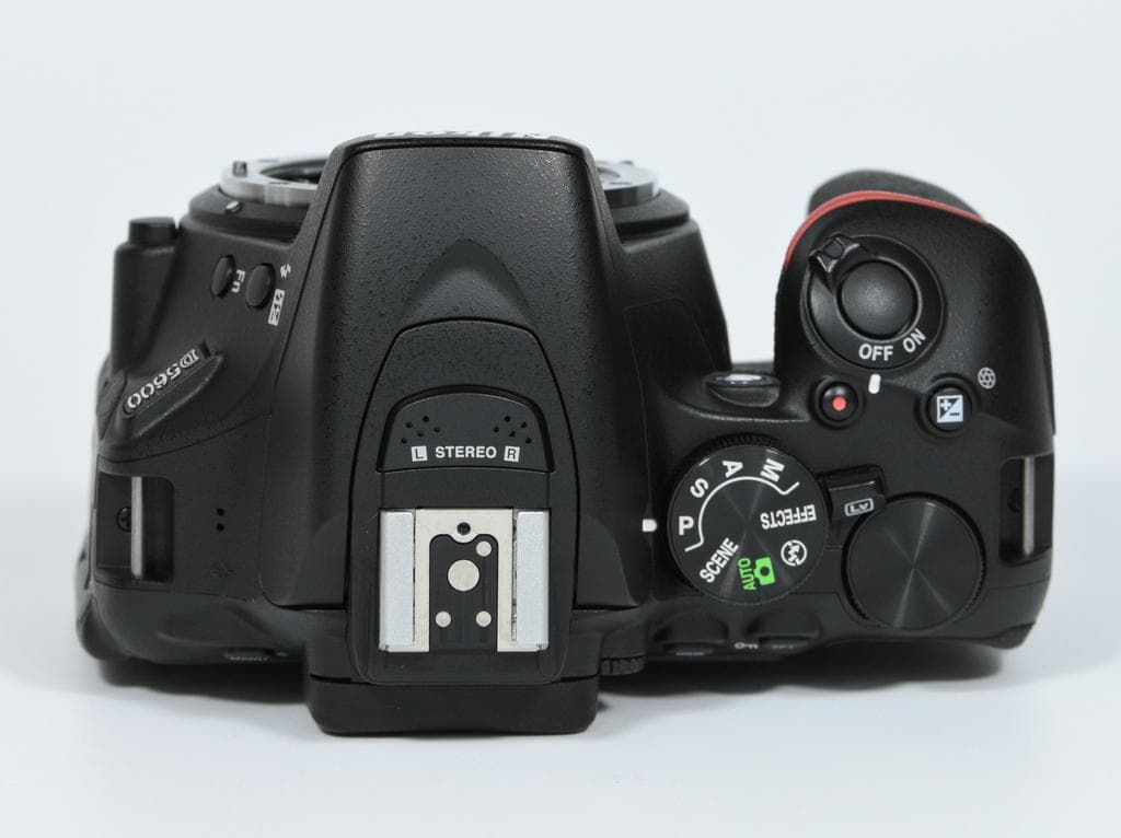 【超美品】 Nikon D5600 ダブルズームキット 《ショット数1111》