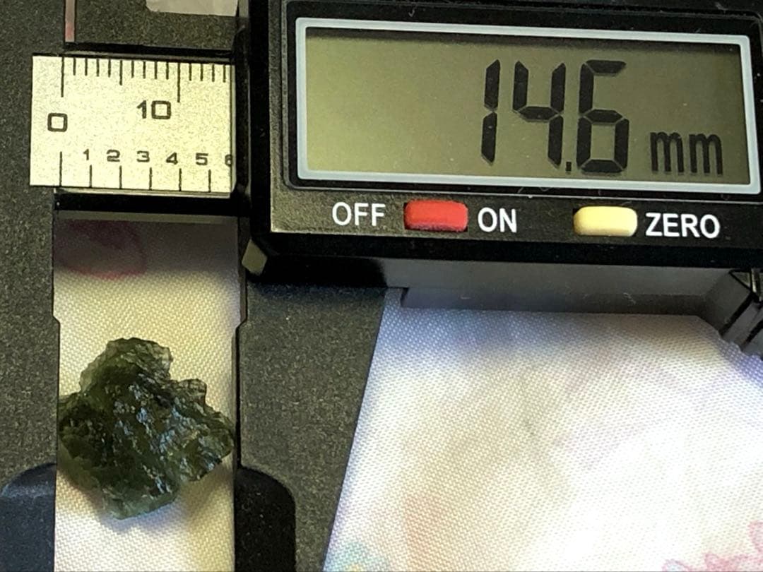 宇宙から幸運呼ぶの贈り物希有【モルダバイト】原石(15805)