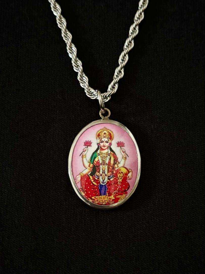 藤井風さん　オームペンダント 女神ラクシュミー〈ピンク〉