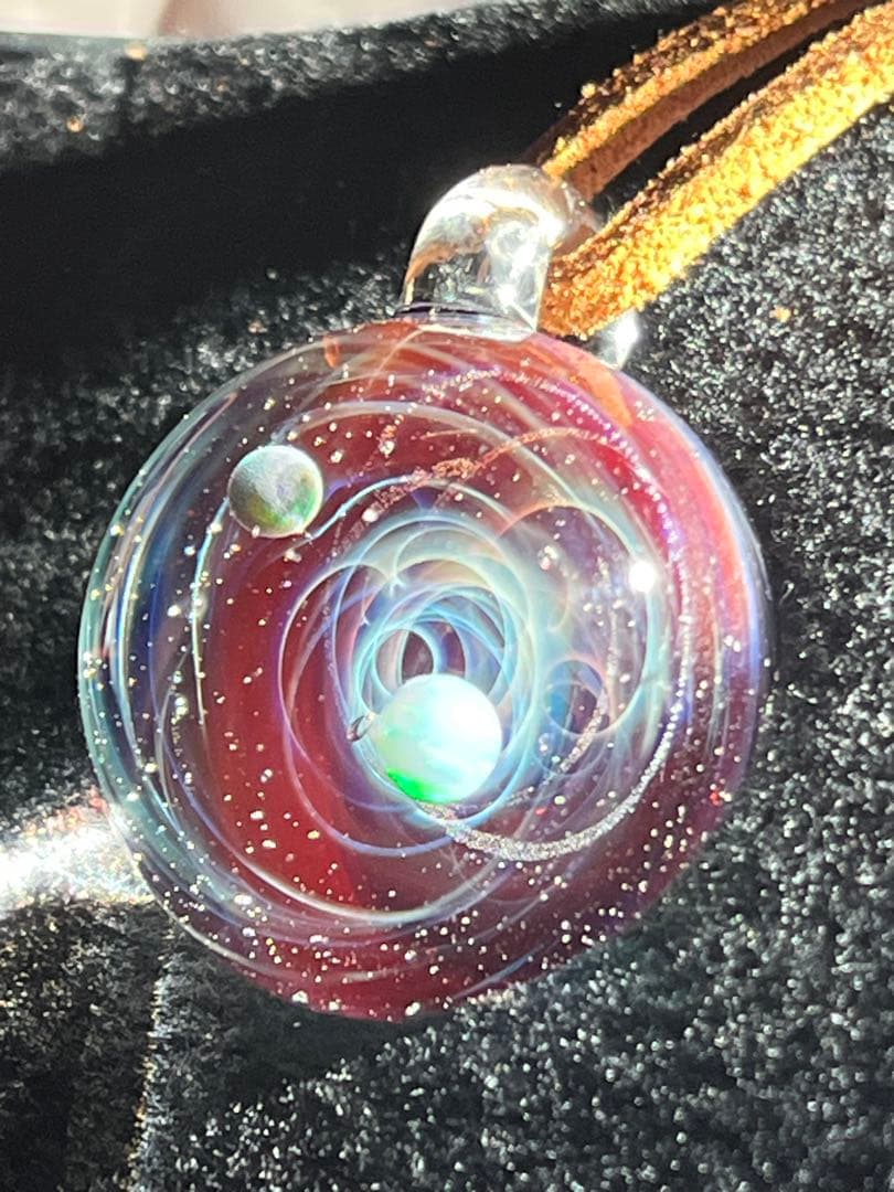 宇宙ガラスペンダント 赤紫色