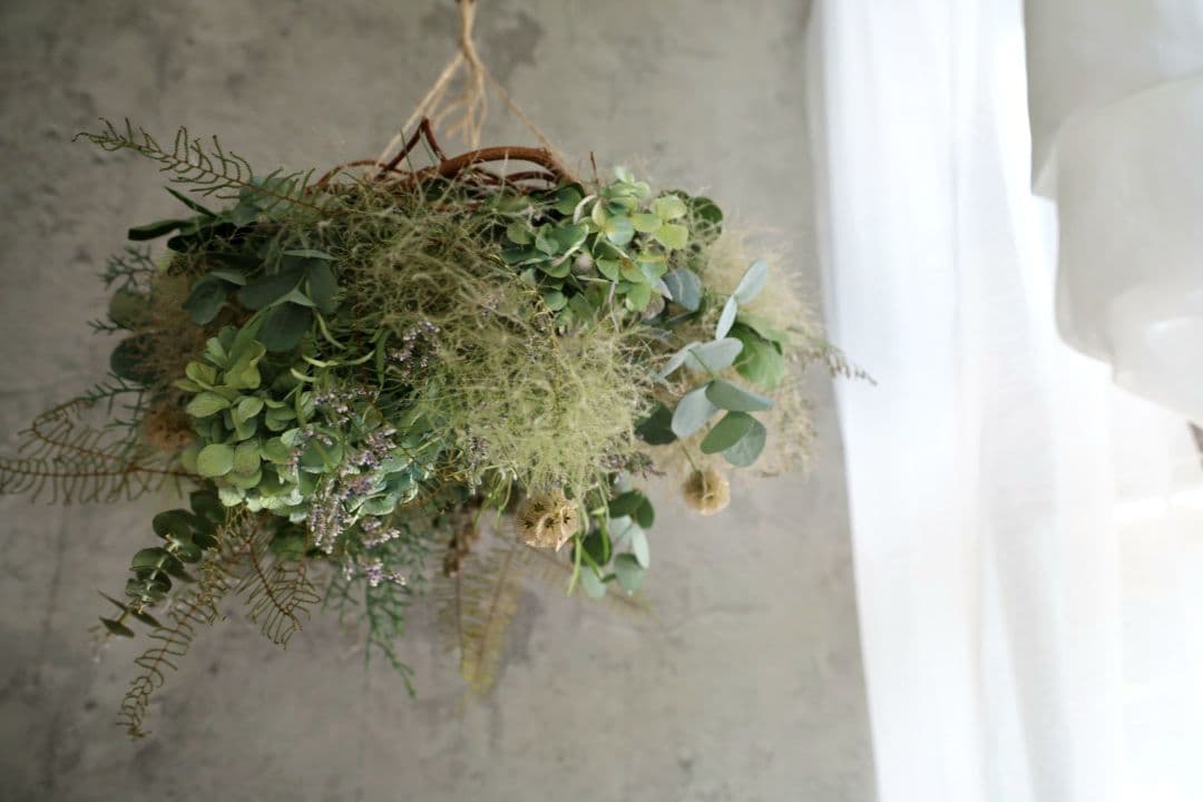 スモークツリーとグリーンのフライングリース、ユーカリ、紫陽花