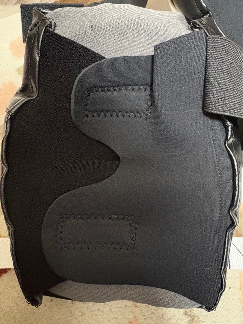 DIVISION プロテクター 膝パッド ブラック/ホワイト 箱無し袋無し