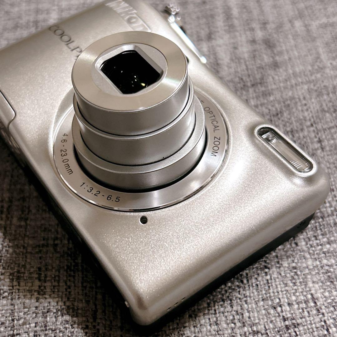 【極美品】Nikon COOLPIX L30 シルバー デジタルカメラ 乾電池