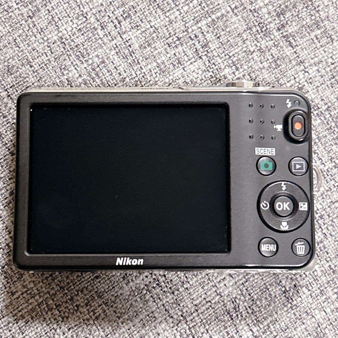 【極美品】Nikon COOLPIX L30 シルバー デジタルカメラ 乾電池