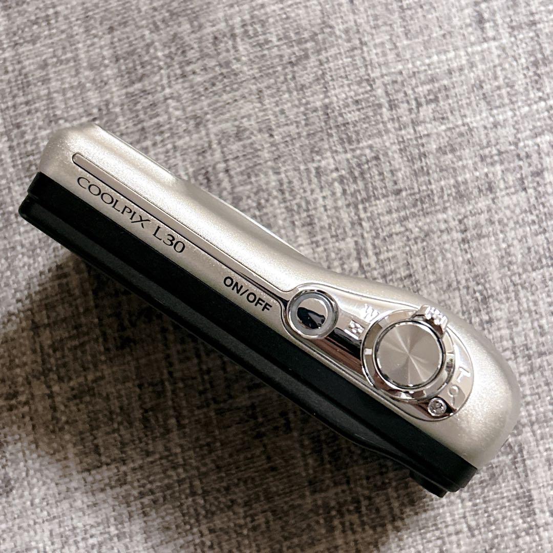 【極美品】Nikon COOLPIX L30 シルバー デジタルカメラ 乾電池