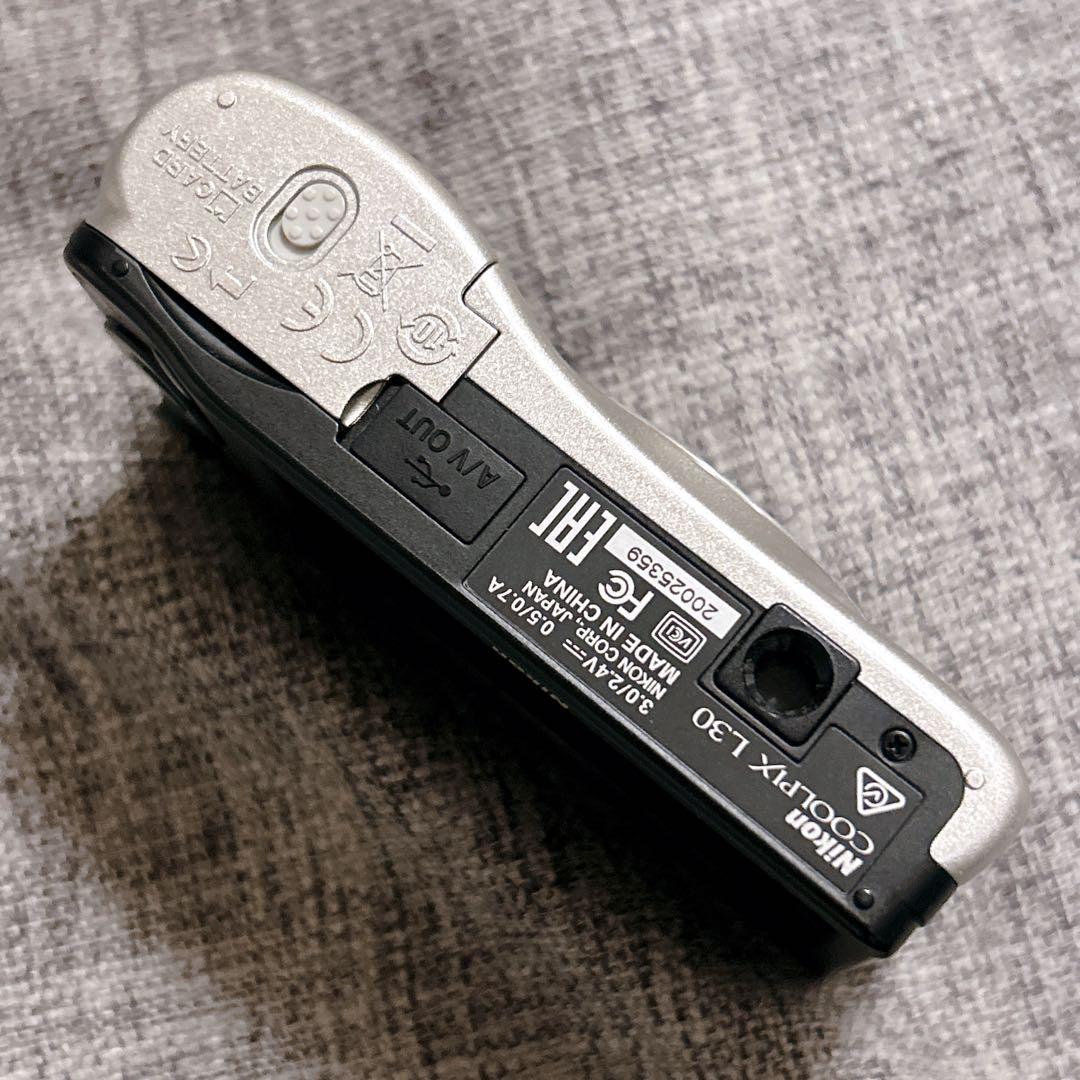 【極美品】Nikon COOLPIX L30 シルバー デジタルカメラ 乾電池