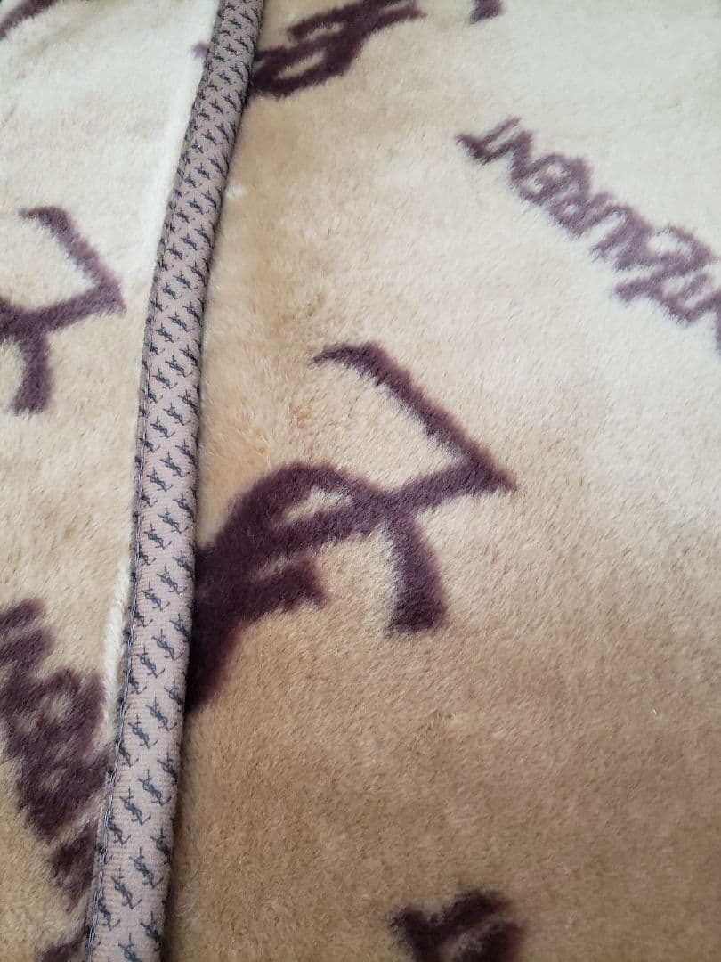 Yves Saint Laurent　マイヤー敷毛布　100×205㎝