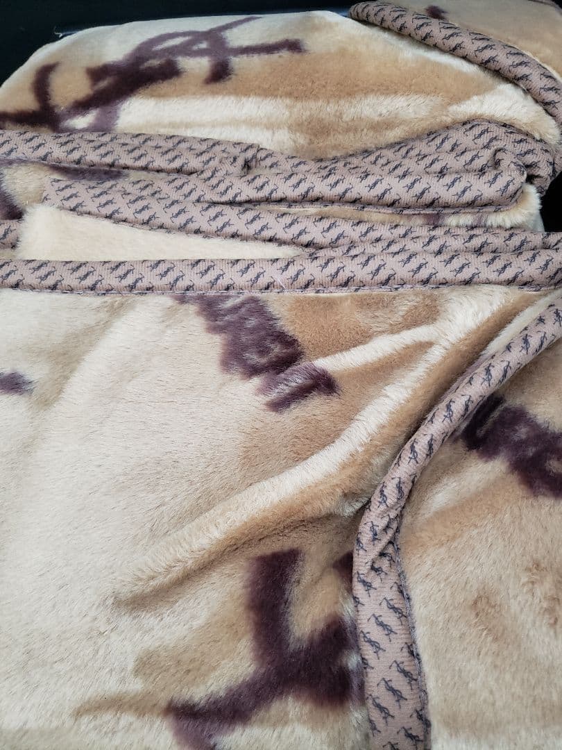 Yves Saint Laurent　マイヤー敷毛布　100×205㎝