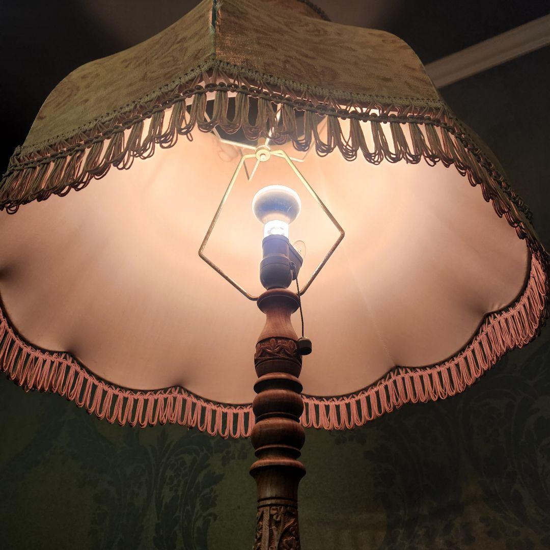 ヴィンテージ フロアスタンドライト 木製 フリンジシェード付き　木彫　彫刻　洋館