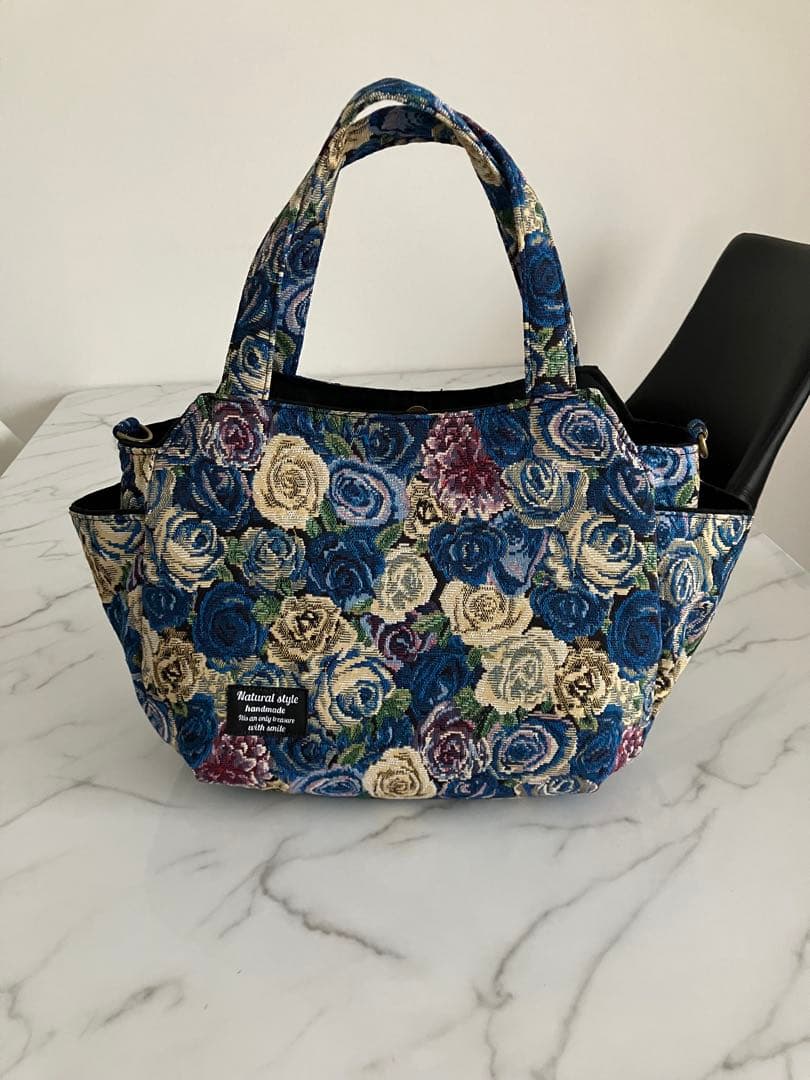 1057 大きめ花柄デニム風リメイクバック　ハンドメイド　ショルダー紐付き